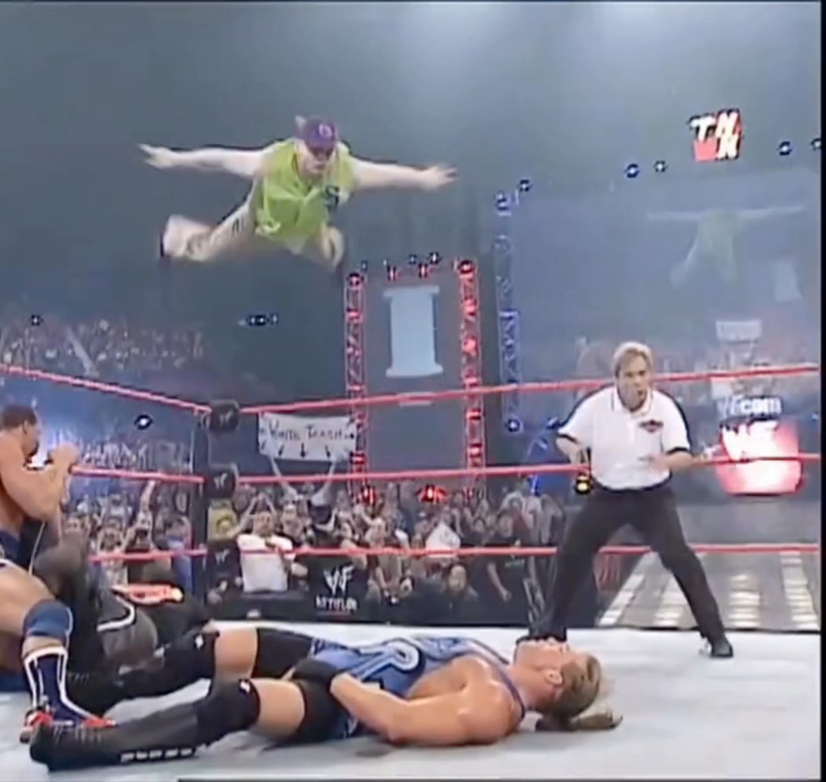 25 years ago today Jeff Hardy became the Hardcore Champion in the absolute coldest way possible defeating RVD. LISTEN TO THAT POP MAN 🔥 (2001)