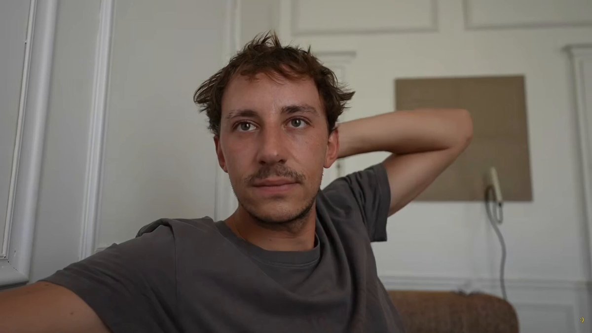 Ça fait 10 ans que le mec attend son heure pour se taper Léna Situations et va jusqu'à invoquer le "dégoût" ressenti quant à la perspective d'un rapport sexuel avec elle mdrrrr oui oui ça doit être ça, la maladie mentale bordel, avec ces caresses là, si malsain...