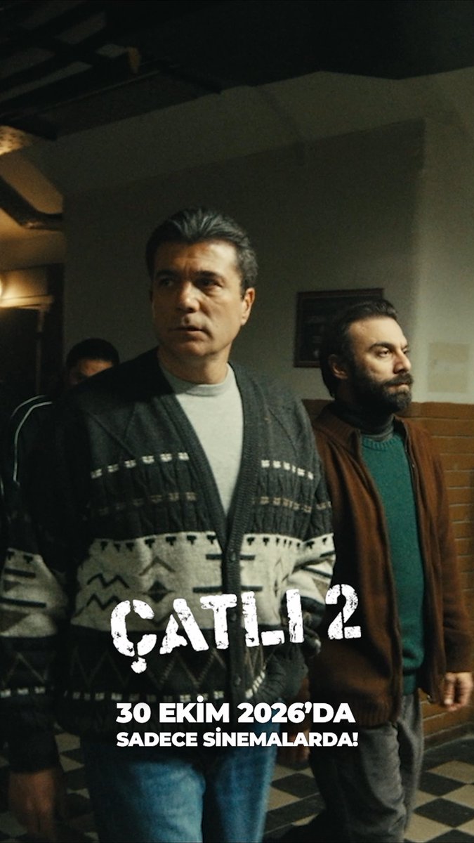 🇹🇷 Bazı hikâyeler yalnızca bir insanın hayatını anlatmaz. Bir dönemin ruhunu, bir milletin hafızasını ve uğruna bedel ödenen değerleri anlatır. #ÇATLI 2, geçmişin izlerini bugüne taşıyan; sadakat, cesaret, mücadele ve vatan sevgisi üzerine kurulu bir hikâyeyi beyaz perdeye taşıyor. Bu topraklarda bazı isimler yalnızca isim değildir. Arkalarında bıraktıkları iz, yıllar geçse de hafızalardan silinmez. Çünkü millî ruh, yalnızca sözlerle değil; zor zamanlarda gösterilen cesaretle, verilen emekle ve gerektiğinde ödenen bedelle yaşar. 🎥 ÇATLI 2, 30 Ekim’de sinemalarda. #Çatlı2 #Sinema #MilliRuh #Vatan
