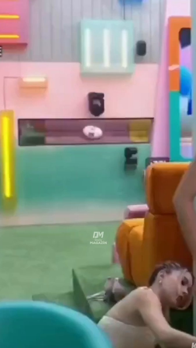 “La Casa de los Famosos México” programında Brianda, Yanet’in kalçaya kadar uzanan bacak makyajını yaptığı anlarla dikkat çekti.