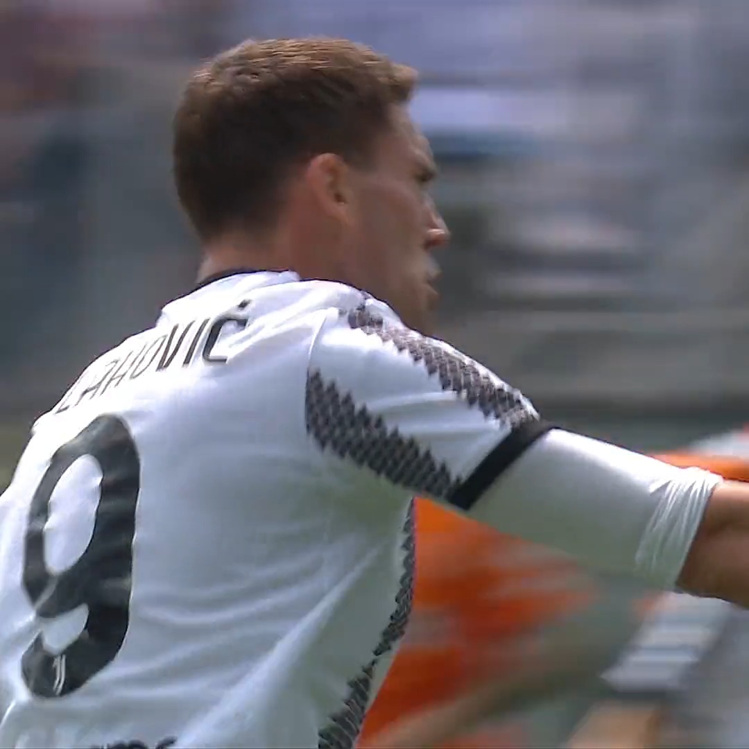 Beşiktaş’ın yeni transferi Dusan Vlahovic’in, Atalanta’ya karşı ceza sahası dışından ayağının içiyle attığı olağanüstü gol. 💫