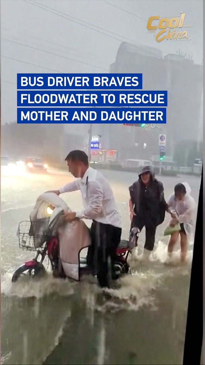 A bus driver in Jinan, east China's Shandong Province, rushed into floodwater on Monday to rescue a mother and her daughter trapped in the street. Drenched from head to toe, the driver continued his route after lifting their fallen electric scooter and helping them reach safety.