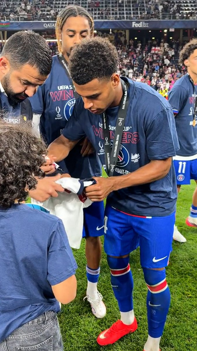 Le superbe geste de Barcola et de Doué pour un petit chanceux 🥰🥰 #PSG