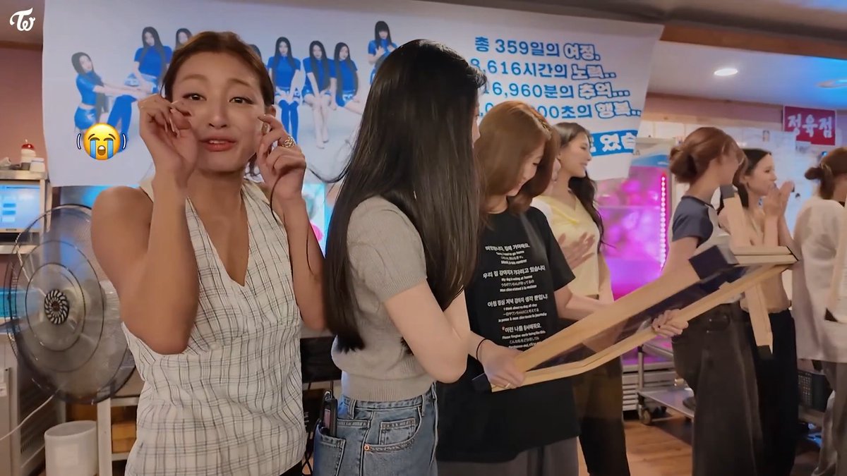 TEAM TWICE prepared "rolling paper" gifts for every TWICE member (not just the ones leaving JYPE lol) for the end of the tour, and they were all crying reading the messages 🥹