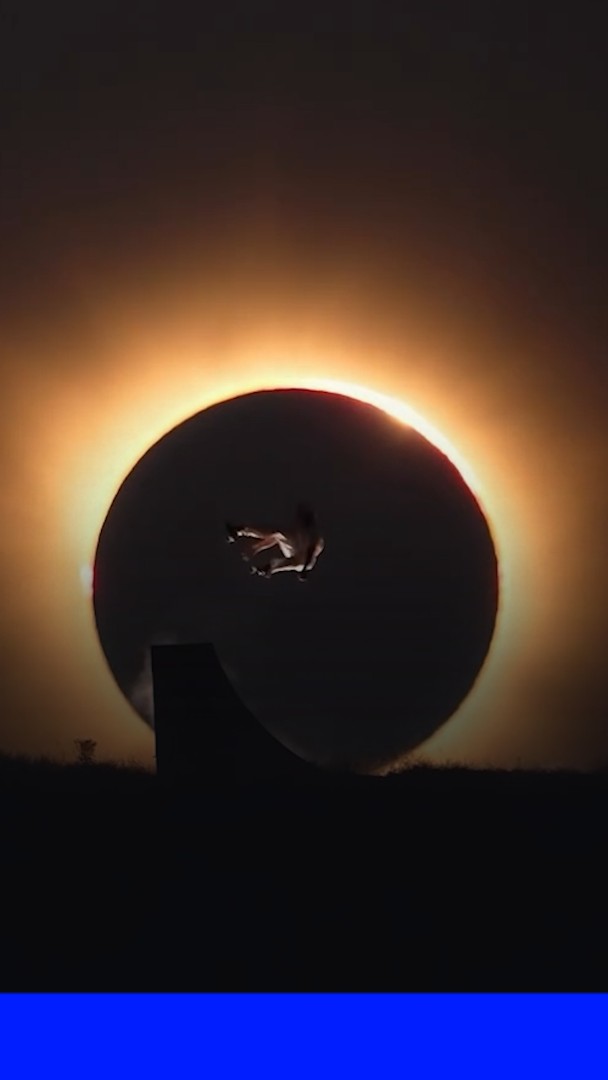 Espagne: un skater réalise un saut devant l'éclipse solaire