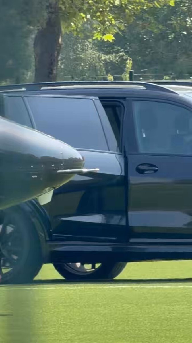 Cardinale arrivato ancora una volta in elicottero a Milanello 🚨 Milan Vibes