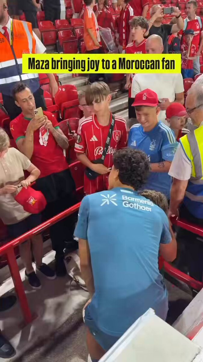 Maza qui dédicace le maillot du fils d’un supporter marocain floqué Hakimi