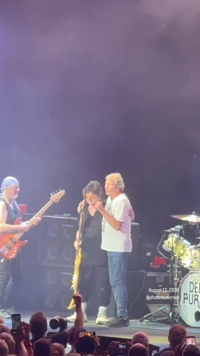Deep Purple singer Ian Gillan praises Ritchie Blackmore after both performed onstage last night.