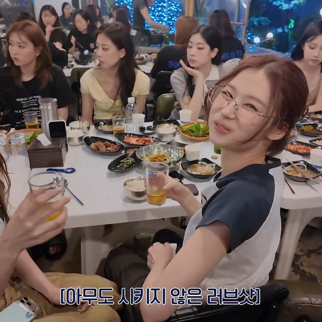 맥주 마시는 사나 귀하다... 나연이랑 러브샷하고 카메라 쳐다보면서 쑥스럽게 웃는거 넘 귀여움ㅋㅋㅋㅋ
