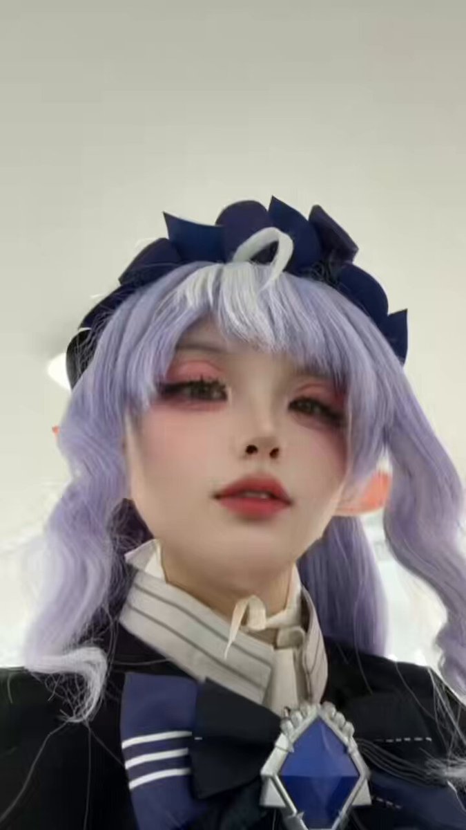 코스프레한 누나를 봤을때 반응 쇼파에 누워서 경멸하는 눈빛으로 봄ㅋㅋㅋ