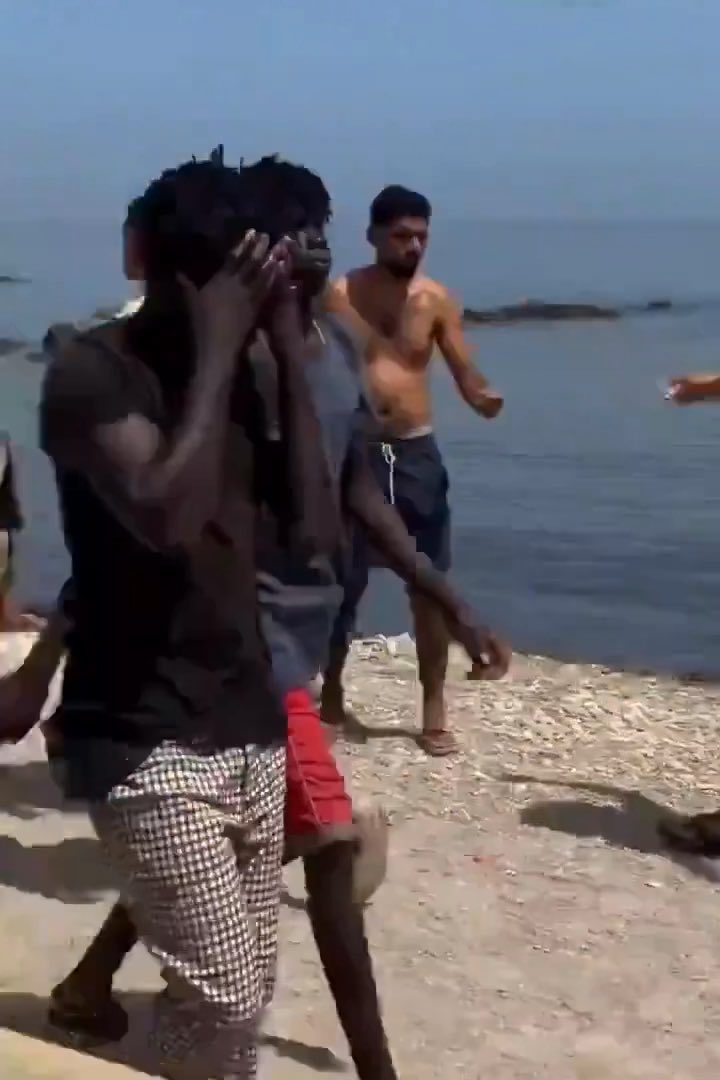 🚨BREAKING‼️: Ärzte warnen jetzt vor Cholera- und anderen Krankheitsausbrüchen, weil die Strände, wo die illegalen afrikanischen Migranten jetzt leben, von ihrem eigenen Kot und Müll bedeckt sind! Auffällig: Es sind fast keine Marokkaner mehr dort! Schau selbst! 👉🏼 Wenn also bald wieder irgendwelche Krankheiten bei uns en vogue werden, weisst DU jetzt warum!