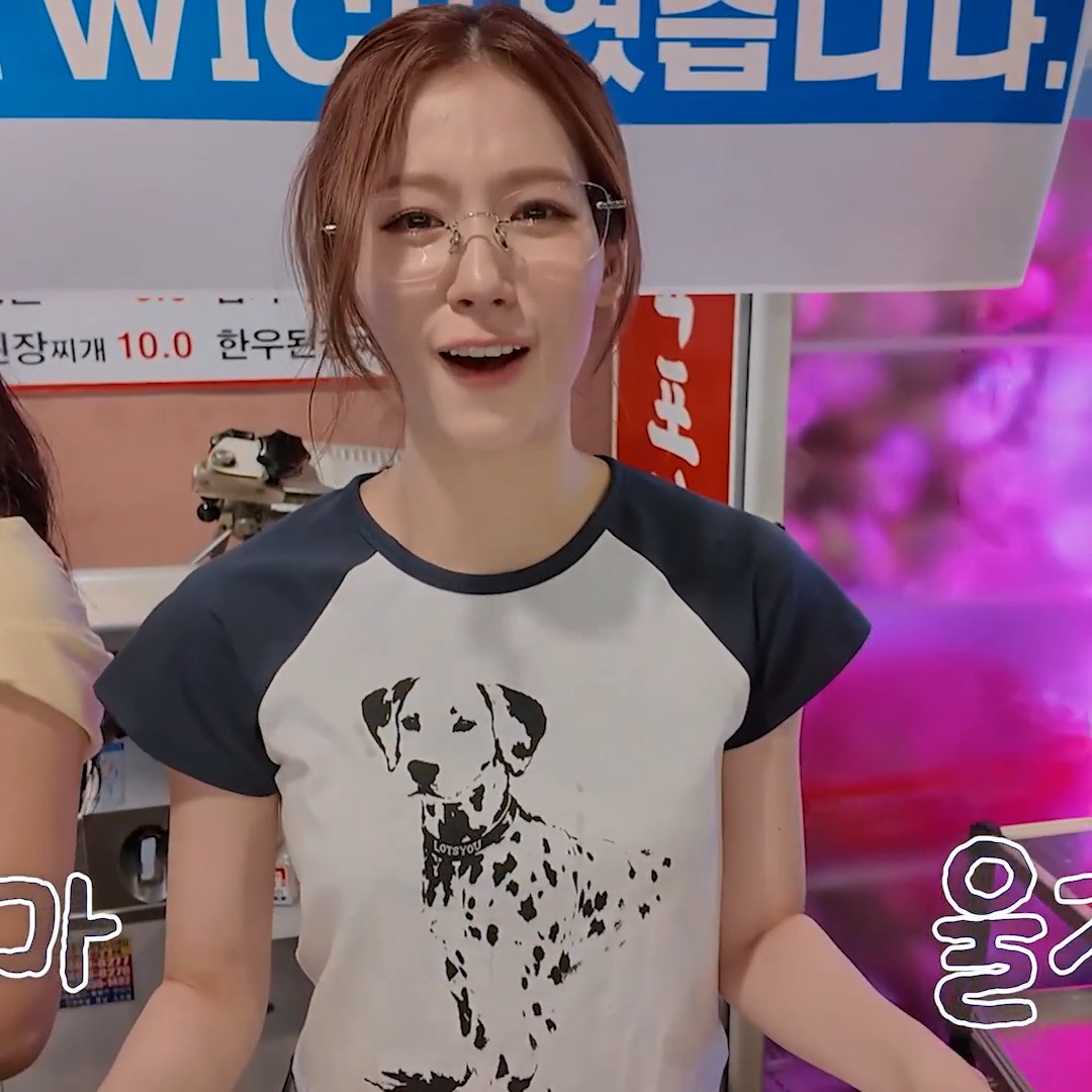 1년동안 투어 함께한 스태프분들로부터 롤링페이퍼 선물받은 사나 눈물이 그렁그렁.. 사나 이런거 좋아하는데 딱 맞춤형 선물이다🥹 추억을 정말 소중하게 생각하는 아기니깐