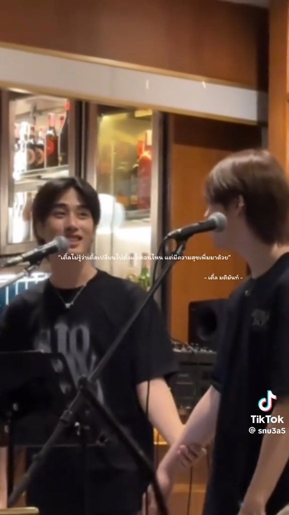 จังหวะคนพี่จับแขน ส่งสายตาแล้วร้องท่อนนี้ คืออาไย y y ตอนเจอกันแบบอฟช น้องก็ใส่เสื้อขาวอะ ตฟวเหมือนเดินออกมาจากฟิครักทุกเรื่องจริงๆ😭