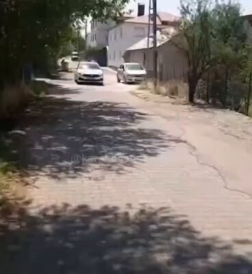 Polislerden Kur'an Kursu Öğrencilerine Döner İkramı ELAZIĞ Karakoçan İlçe Emniyet Müdürlüğü Trafik Şube ekipleri, Hacı Sabri Camii Kur'an kursunda eğitim gören öğrencilere sürpriz yaparak döner ikramında bulundu. Cami önüne yaklaşan polis ekipleri, polis aracının megafonundan "Dönerci geldi gençler, dönerci!" şeklinde anons yaptı. Anonsu duyan çocukların heyecanla dışarı çıkarak polis aracına koştuğu o anlar kameraya yansıdı. Araçtan inen ekipler, çocukları selamlayarak ikramlarını gerçekleştirdi.