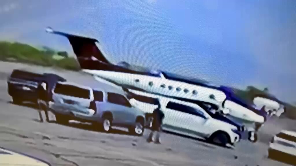🚨 IMÁGENES INÉDITAS QUE LES VOLARIA EL SUEÑO A LÓPEZ OBRADOR Y A CLAUDIA SHEINBAUM El video del Mayo aterrizando en Santa Teresa rodeado de camionetas gringas, el avión con matrícula clonada y el hijo del Chapo. Imágenes inéditas que no solo incomodan en Palacio. Destrozan el relato completo. El capo que según versiones de inteligencia fue el padrino silencioso que mantenía la maquinaria electoral funcionando con dinero sucio durante años. ¿Quién miraba para otro lado mientras el dinero del fentanilo llegaba a las arcas de la transformación? Esas imágenes no solo le quitan el sueño a dos presidentes. Les recuerdan que el poder que construyeron tenía un precio y ese precio ya está cobrado en Nueva York. La neta no perdona. Y el padrino ya no está para salvar a nadie. 👊🔥🇲🇽 #ElPadrinoDelRegimen #MayoZambada #AMLO #DineroSucio #Sheinbaum #CampañasManchadas
