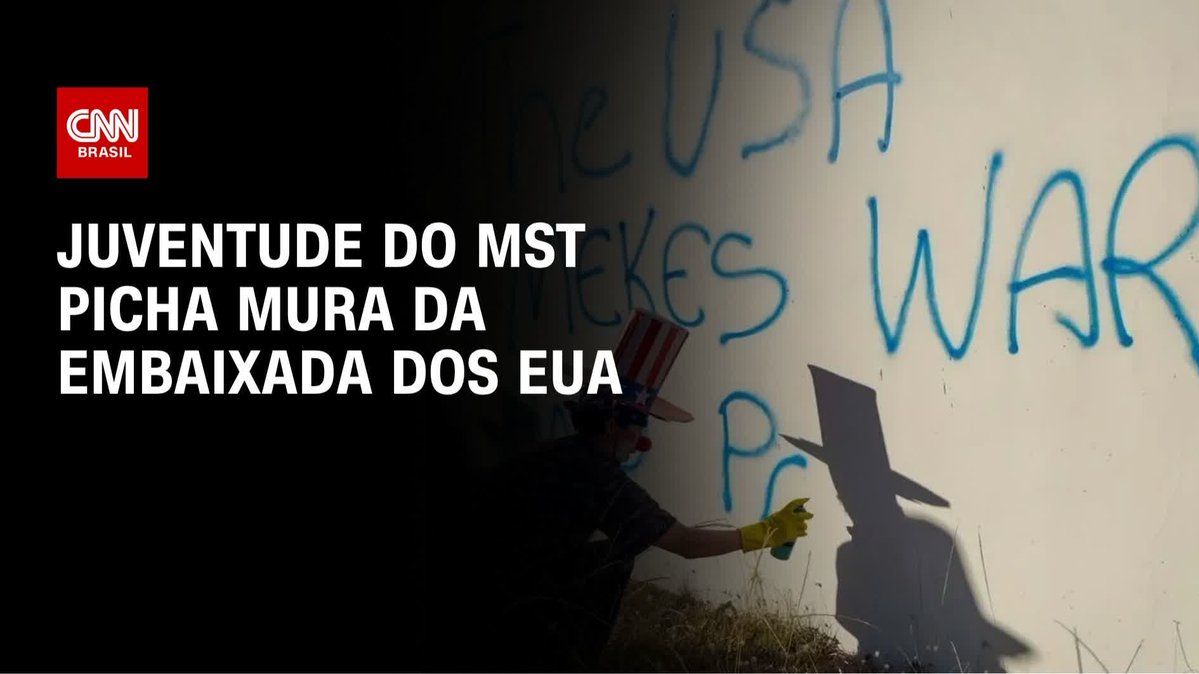 Juventude do MST picha mura da embaixada dos EUA; Assista #LiveCNNBrasil