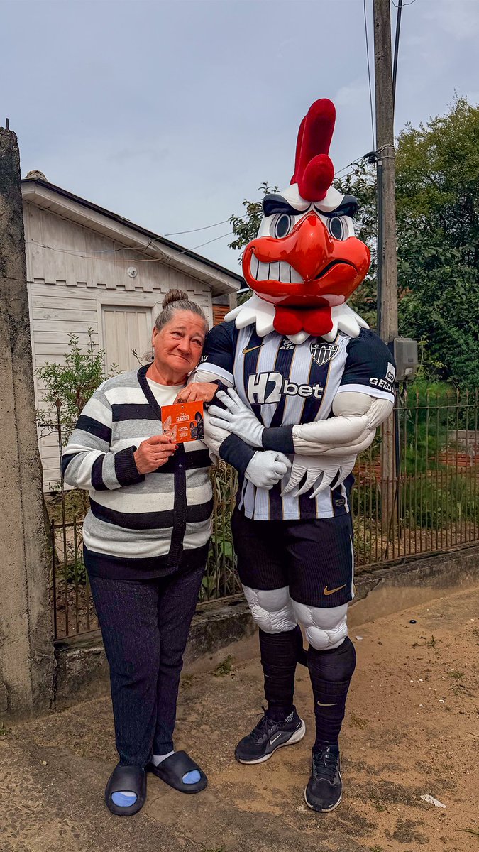 𝐅𝐎𝐑𝐓𝐄, 𝐕𝐈𝐍𝐆𝐀𝐃𝐎𝐑 𝐄 𝐒𝐎𝐋𝐈𝐃Á𝐑𝐈𝐎 - Solidariedade em Massa! 🤝🐔 Desde as enchentes que devastaram o Rio Grande do Sul, o Atlético, por meio do Instituto Galo, mantém seu compromisso de apoiar o povo gaúcho e transformar solidariedade em novas oportunidades. 🖤🤍 Como parte desse trabalho contínuo, foram entregues 𝟔𝟎 𝐧𝐨𝐯𝐚𝐬 𝐦𝐨𝐫𝐚𝐝𝐢𝐚𝐬 para famílias atingidas pelas fortes chuvas. 🏠 A ação foi construída em parceria com o gaúcho, capitão do Tetra, Dunga, e a Seleção Do Bem, projeto social liderado por Dunga. Além do treino aberto realizado em 2024, na Arena MRV, para arrecadar donativos para o povo gaúcho, com a renda revertida ao projeto, cerca de R$ 3 milhões foram captados e investidos na construção das moradias. 𝐎 𝐆𝐚𝐥𝐨 𝐬𝐞𝐠𝐮𝐞 𝐚𝐨 𝐥𝐚𝐝𝐨 𝐝𝐨 𝐩𝐨𝐯𝐨 𝐠𝐚ú𝐜𝐡𝐨. 🤝 Saiba mais em: