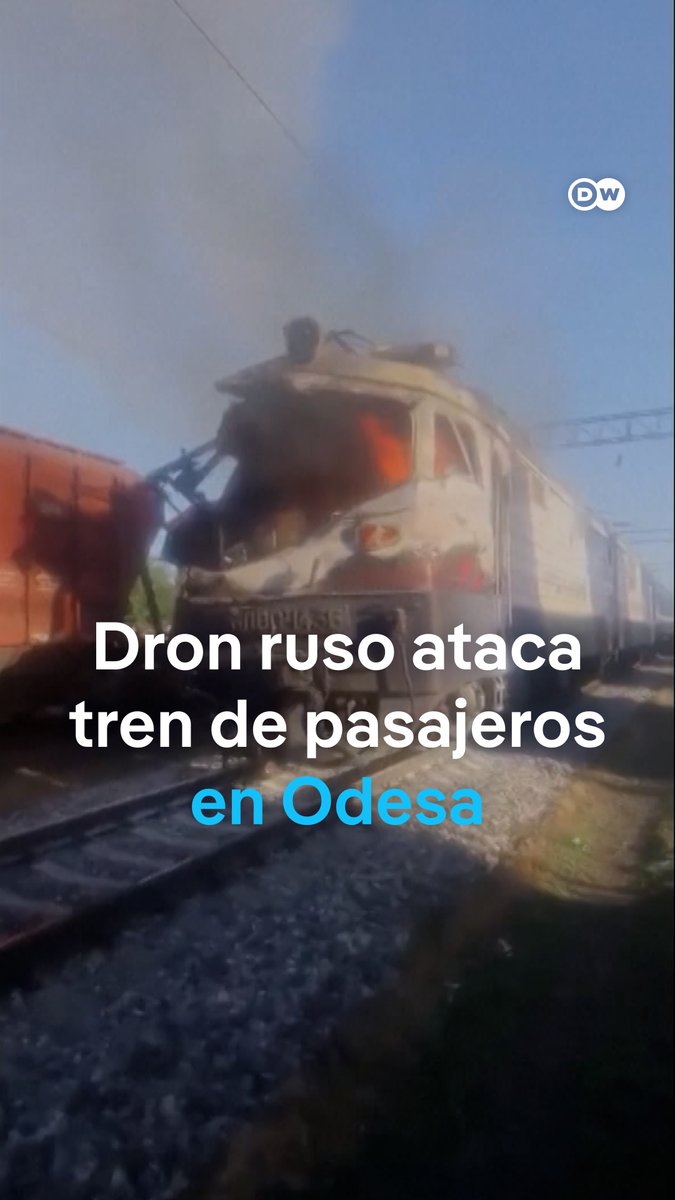 Un dron ruso ataca un tren de pasajeros en Odesa y mata a dos personas Un dron ruso impactó contra un tren de pasajeros en la región ucraniana de Odesa y mató al maquinista y a su ayudante. Los 340 viajeros resultaron ilesos y fueron evacuados. El ataque llega en un contexto de aumento de muertes civiles: más de 2.000 en siete meses, según el grupo independiente ruso CIT. /fmf #dwnews