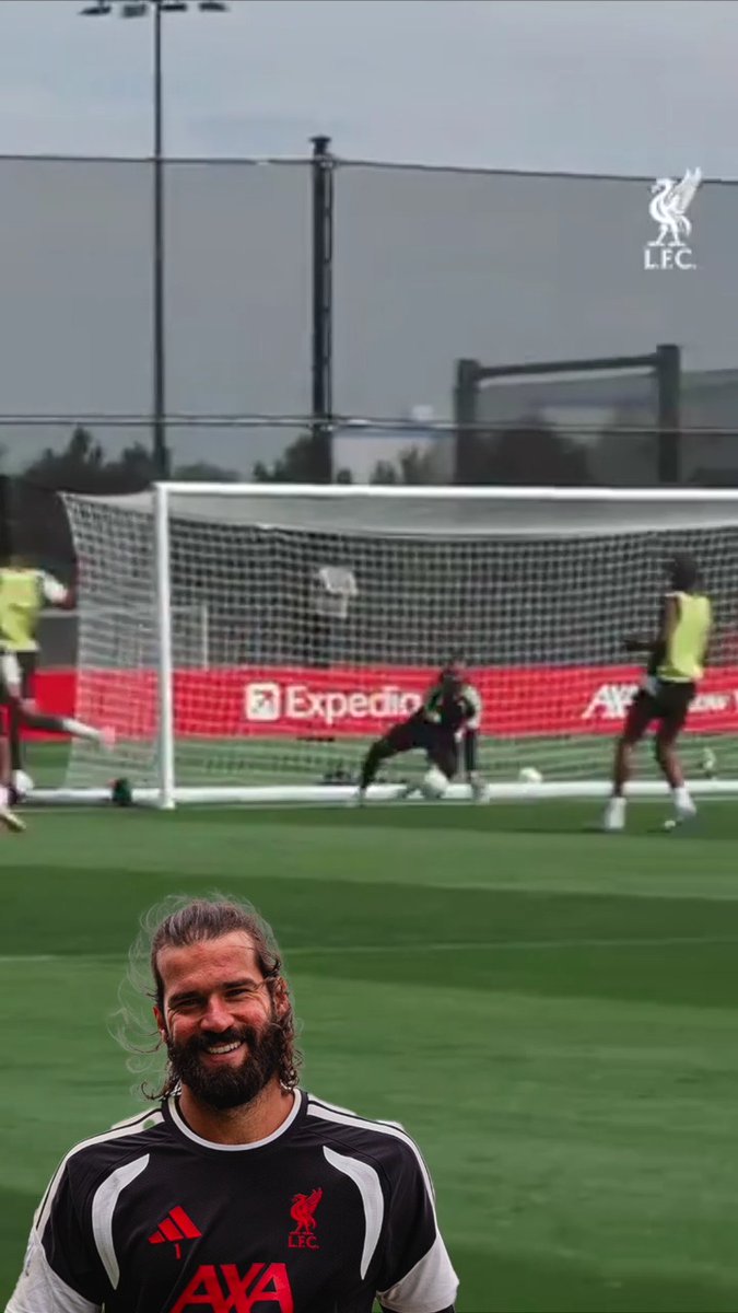 Increíble como Alisson Becker sigue dominando en el arco. 🔥 (vía LFC/X)