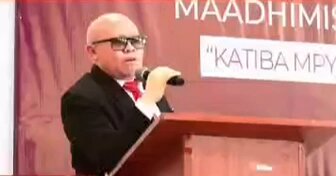 Mgeni kaalikwa, kawapa makavu live waliomulika, kitaalam hii ndo mlisema inaitwaje…?😂😂😂😂