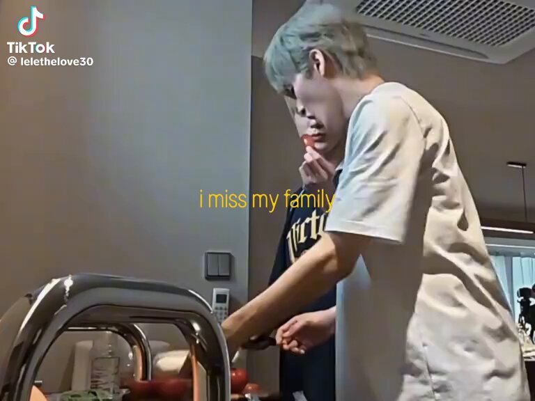 my fam yg satu coba semuanya harus coba, yg satu ngerasain semuanya disuapin. my fam yg act of service nya ga pernah gagal bikin iri. i miss so much, huh