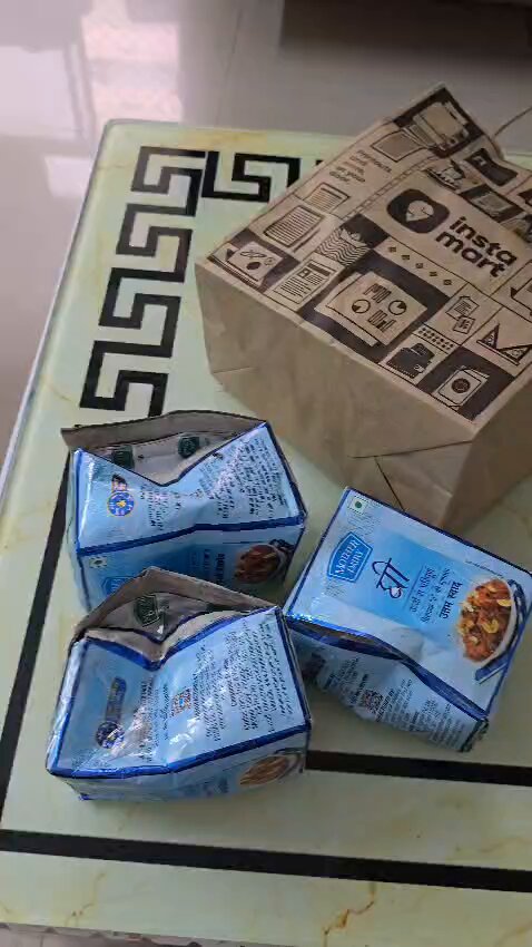 ग्रेटर नोएडा वेस्ट की रॉयल नेस्ट सोसायटी में एक निवासी ने ऑनलाइन इंस्टामार्ट से मंगवाए देसी में आ रही बदबू, पैकिंग भी बेहद खराब निकली। NBT Dilli DM NOIDA Gautam Buddha Nagar Medha Roopam Ministry of Food Processing Industries POLICE COMMISSIONERATE GAUTAM BUDDH NAGAR #food