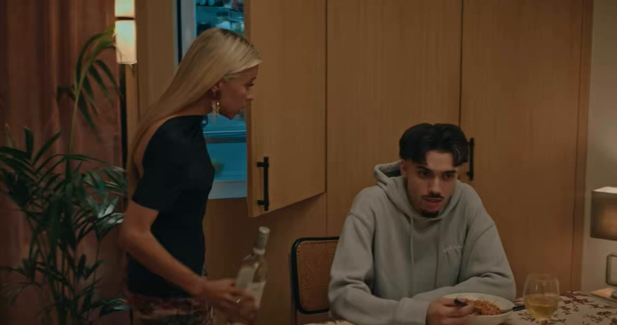 🚨 RNBOI dévoile un clip réunissant 3 titres de son dernier projet ! « LIFE », « HELENA » &amp; « POUR TOI » 🎬
