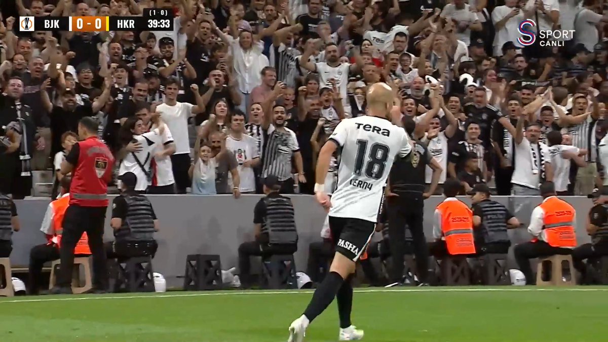 Hızlı hücumu golle bitiriyor. Cerny. 🦅