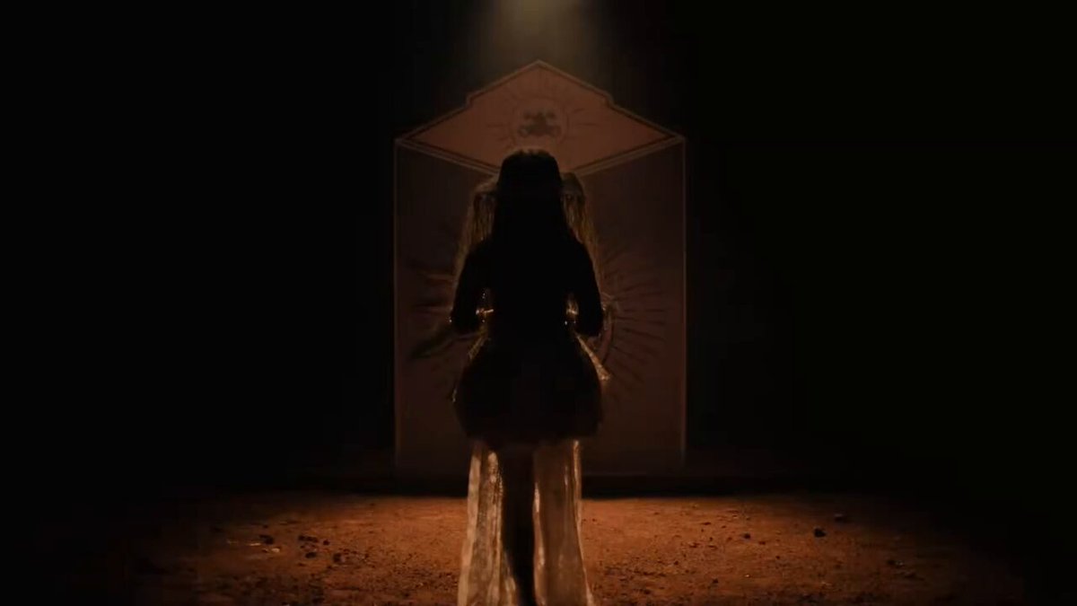 em breve a anitta vai anunciar um babado então se eu fosse vocês já deixava o cartão de crédito pronto