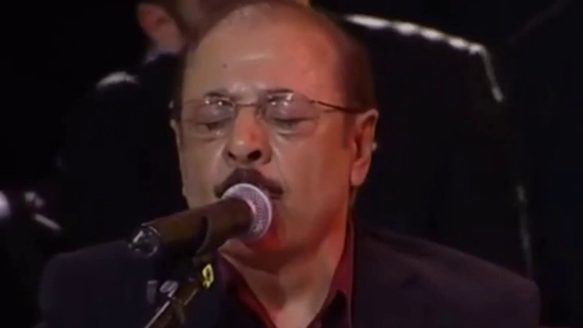neşet ertaş türkü söylerken araya giren ibrahim tatlıses'e muazzam sesiyle ayar veriyor