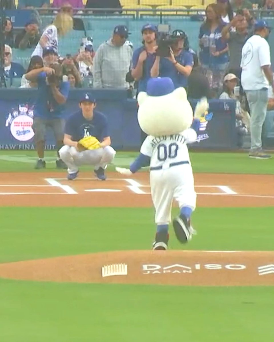Hello Kitty threw out the first pitch to Roki Sasaki last night! Or at least she tried to 😅 #Sanrio