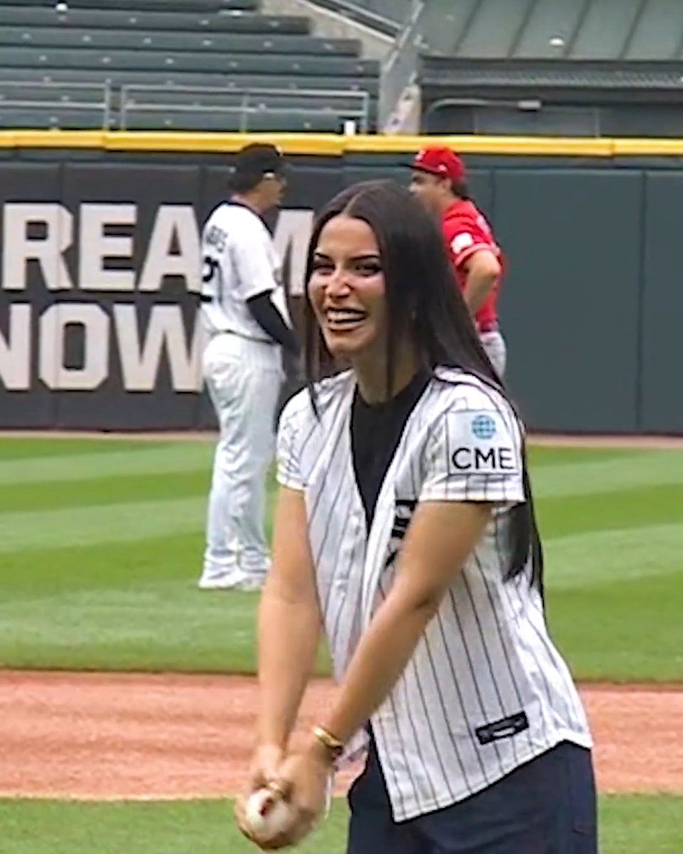 Zhamira Zambrano threw out the first pitch at today’s @WhiteSox game 🤩