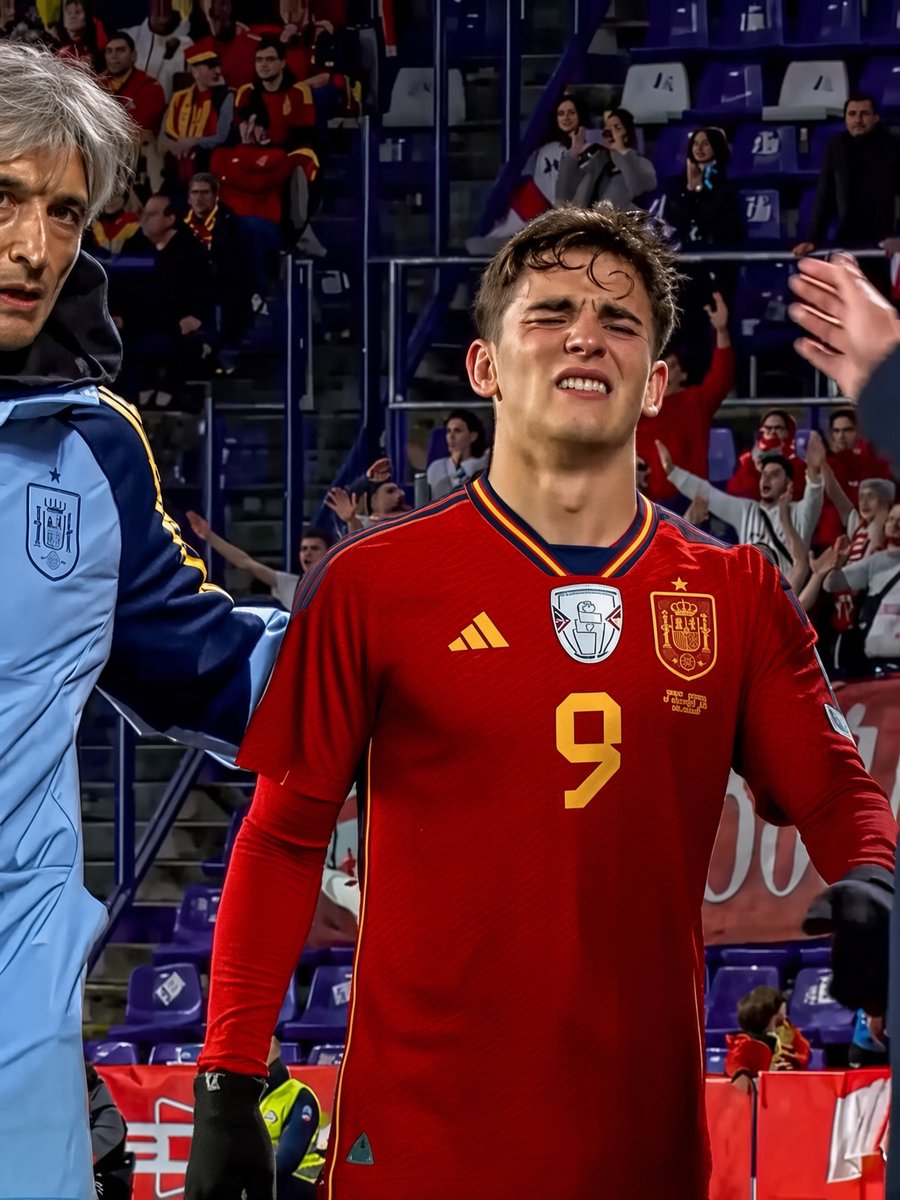 عندما اصيب جافي مع المنتخب الاسباني و خرج و سجل فيران توريس هدفًا و احتفل برفع قميصه 💔🇪🇸