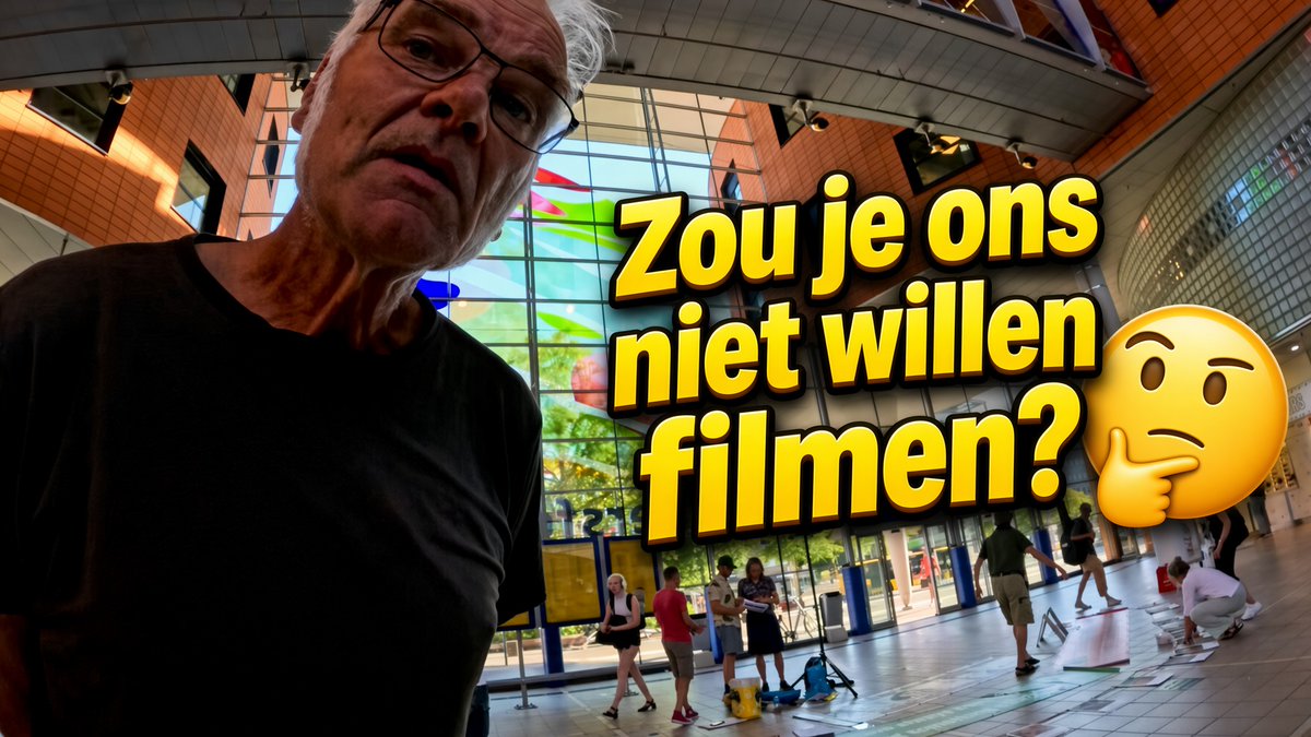 "Zou je ons niet willen filmen?" vraagt de voorman van de demo op Amersfoort Centraal. Demonstreren op een station, maar eisen dat de pers de camera uitzet. Een opmerkelijk verzoek voor iemand die zojuist een dikke geluidsinstallatie heeft neergezet.