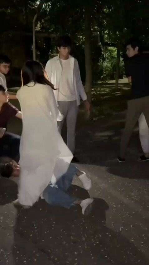 شاب اصطحبه أصحابه ووضعه له مخـ..در في مشروبه بدون علمه وبعد أن شرب فقد اتزانه فاصطحبوه خارج الملهى وبدأوا يتنمروا عليه لكن حبيبته تدخل وفعلت ما لم يكن بالحسبان وجعلت الكل في حالة صدمة