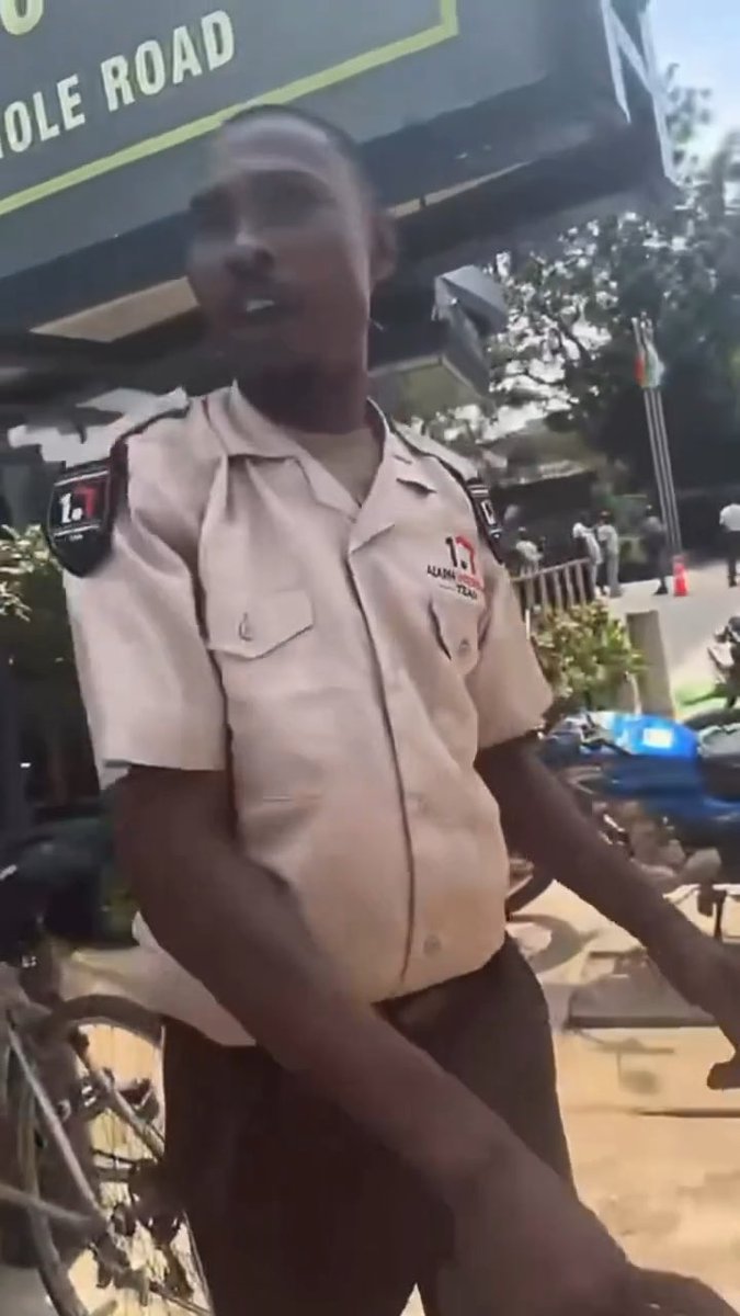 TRENDING 🚨: Two armed robbers were reportedly shot d$ad Labone-Accra where officers of the Ghana Police successfully foiled a robbery attack after pursing the robbers and opening fire. Slide 2: A security officer narrates what he saw.