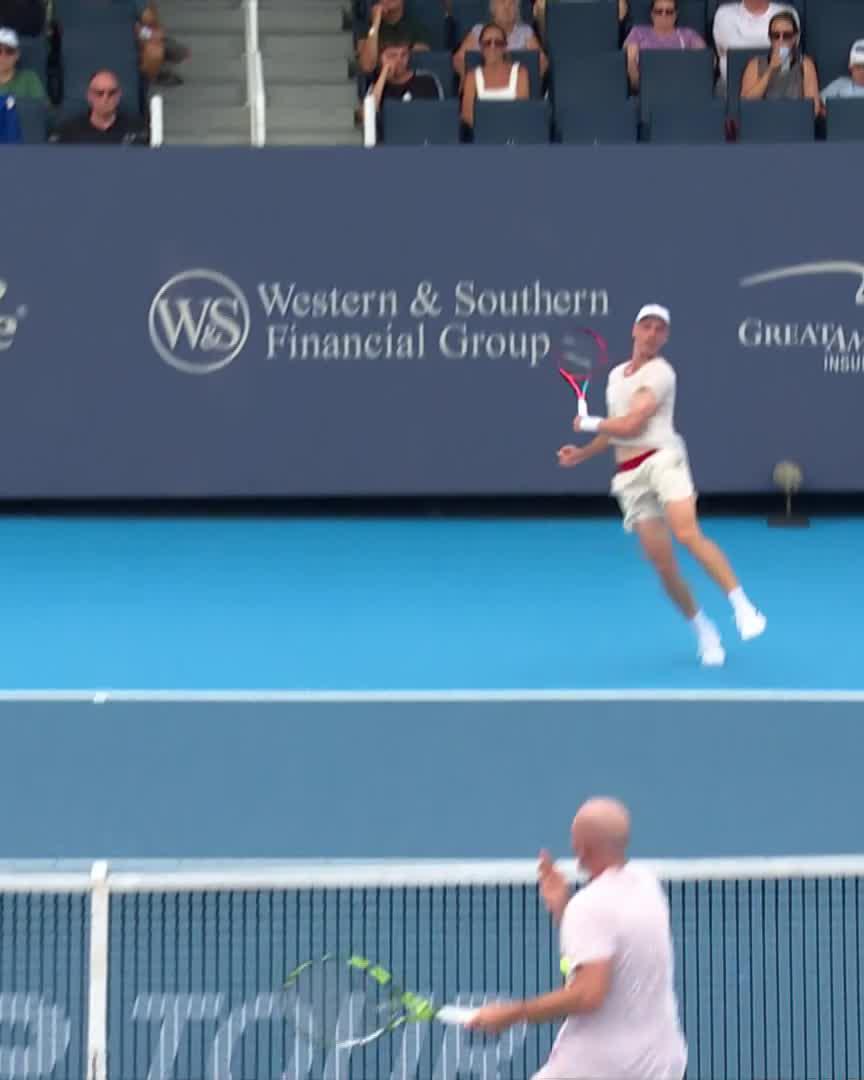 Shapovalov hace esto justo después. Diría que más que con la intención de ganar el punto, con la intención de tomarse venganza. Juzguen ustedes mismos.
