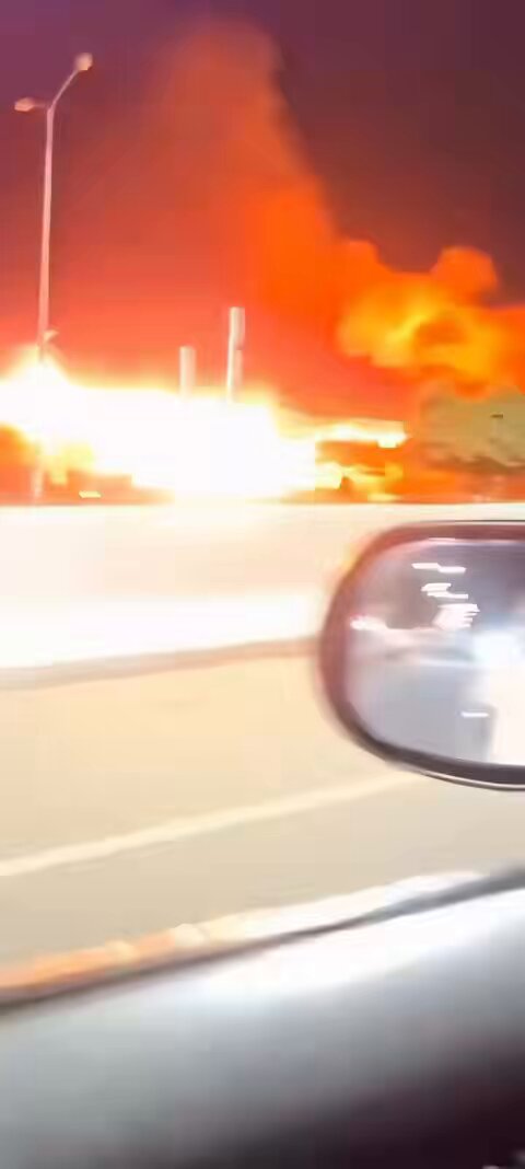 🔴🇷🇺 À Enakievo, dans la république populaire de Donetsk, le centre commercial « Galaktika » a été ravagé par des frappes de drones ukrainiens. Des images de l’incendie et des destructions circulent déjà sur des chaînes Telegram russes et ukrainiennes. Le site abritait auparavant un magasin « Epicentr » sous administration ukrainienne. Dans le même temps, des sources russes affirment qu’une vaste vague d’environ 400 drones se dirigerait vers la Russie. Sergueï Sobianine annonce déjà l’interception de 2 appareils en direction de Moscou.