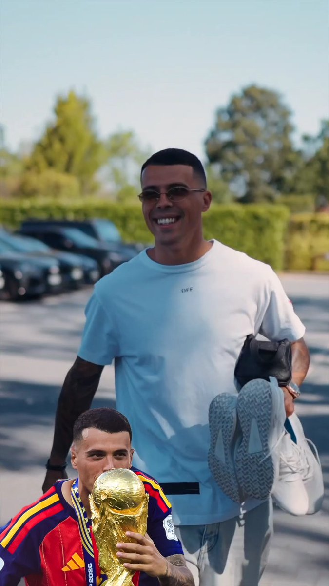 Así recibió el Tottenham; jugadores del primer equipo, juveniles y administrativos a Pedro Porro, campeón mundial. 🥇 (vía SpursOfficial/X)