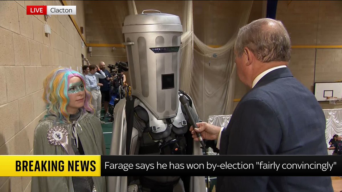Sky's Jon Craig asks Count Binface about Farage's inquiry by the standards commissioner and standards committee into his failure to declare a £5 million gift. 📺 Sky 501, Virgin 602, Freeview 233 and YouTube