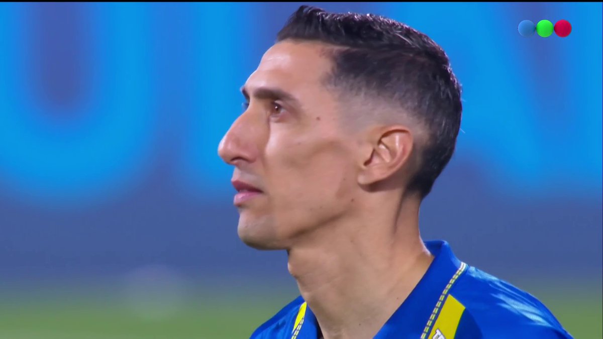 Los papelitos tienen otro sentido de noche y por Libertadores, pierde su aura. Pero tiralos un domingo a las 15:00, en un clásico, con todo el estadio explotado… ahí es donde realmente tiene AURA. ¿Están conmigo o estoy loco?