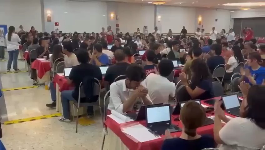 Hoy, al iniciar el último turno de la aplicación del Examen de Control Presencial en León, Guanajuato, la emoción de las y los aspirantes se dejó ver y escuchar con un ¡#GOYA! 👇
