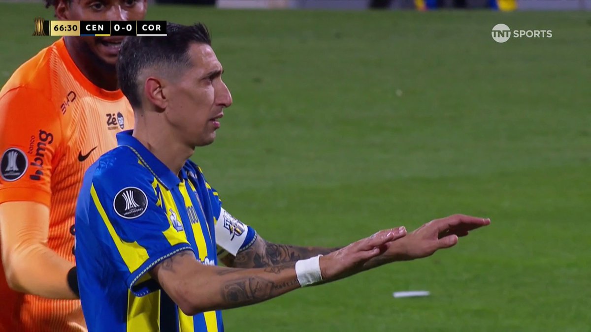 DI MARÍA CALMÓ A LA GENTE POR LOS GRITOS RACISTAS Luego de que el arquero de Corinthians advirtiera al árbitro Andrés Matonte por los insultos recibidos desde la tribuna, el Fideo pidió tranquilidad a los hinchas. #Libertadores