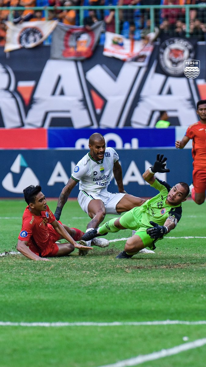 Ngomongin david da silva yang baru saja pamitan sama malut united, jadi suka inget momen goal emosional ieu👀 Pas nonbar jojorowokana puas pisan sih pas eta haha Lamun teu salah si nick oge baju ditarik nya menit akhir👀