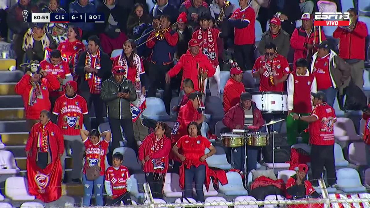 ¿Habías visto alguna vez una BATERÍA en una hinchada? ¡Presente en la histórica goleada del Cienciano ante Botafogo por la #Sudamericana! 📺 #DisneyPlus Plan Premium
