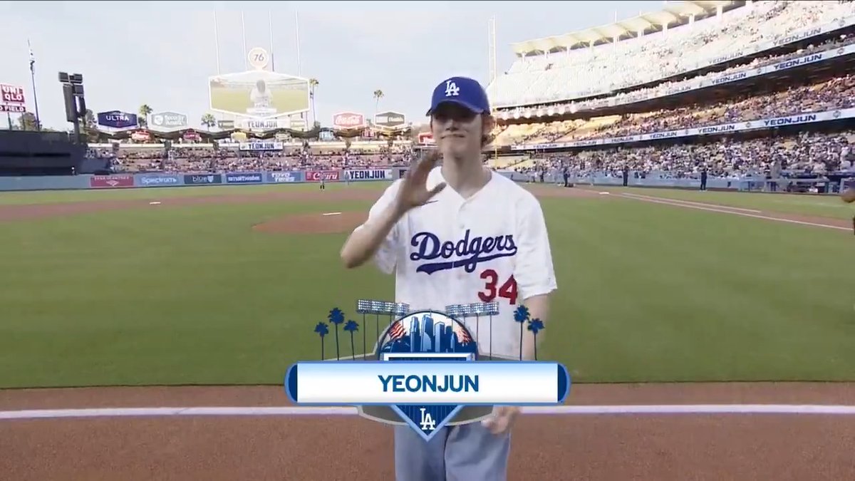 Calling all MOA 🗣️ YEONJUN of TXT OFFICIAL threw out the ceremonial first pitch at Dodger Stadium tonight! 🤩 #TOMORROW_X_TOGETHER #TXT #투모로우바이투게더