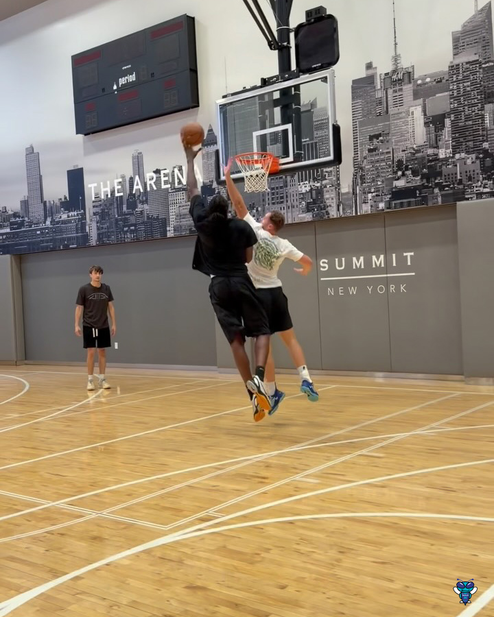 "New role. Same problem!! Naz Reid got too many ways to get a bucket. Charlotte about to see the full bag" 👀 (📹 Chris Brickley)