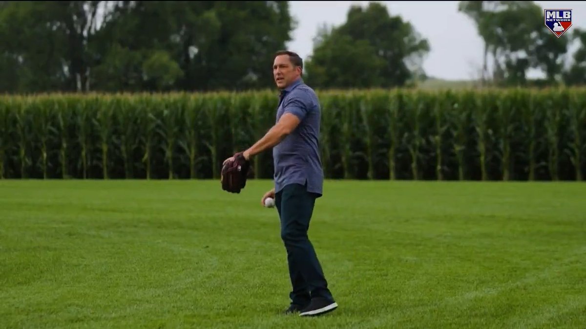 MLB Network's Robert Flores and Mark DeRosa "have a catch" and reflect on their fathers at the Field of Dreams. ⚾️🌽