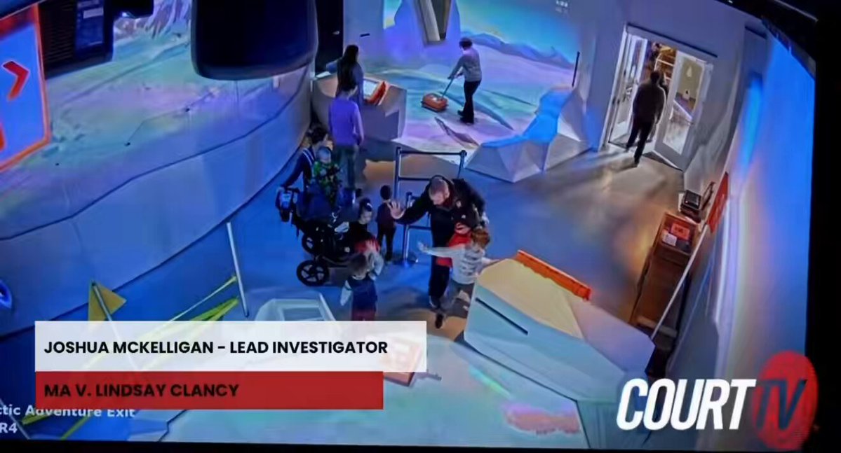 They look like a perfectly normal family from the outside. Just hanging out at the science museum. #lindsayclancytrial