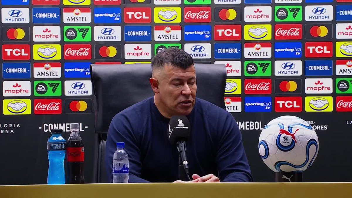 "ES RARO ESO". Jorge Almirรณn opinรณ en conferencia de prensa sobre el polรฉmico penal que no sancionรณ Matonte en favor de Rosario Central ante Corinthians, luego de revisar la acciรณn en el VAR. Ademรกs, se quejรณ por una regla no aplicada sobre el final del partido... ยฟQuรฉ te parece?